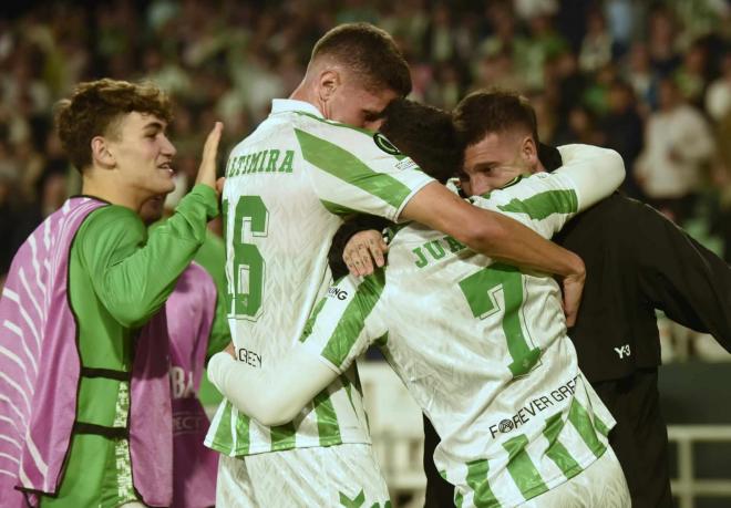 La loca celebración del gol de Juanmi (Foto: Kiko Hurtado).