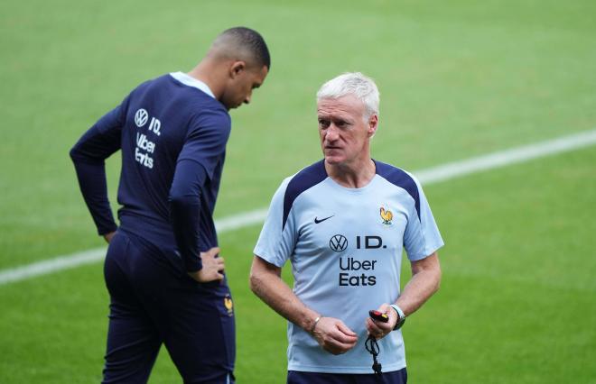 Deschamps junto a Kylian Mbappé (Cordon Press)