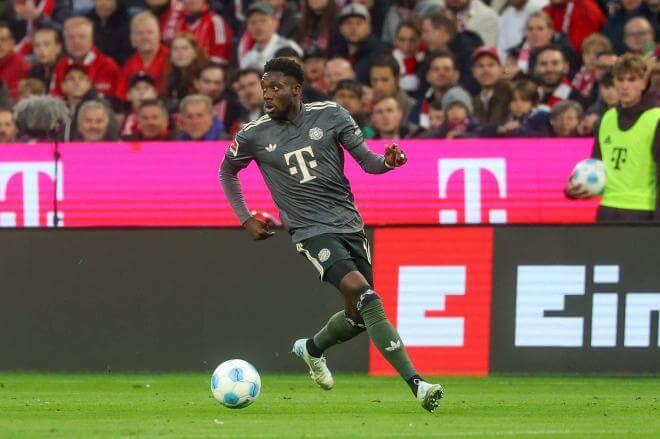 Alphonso Davies jugando con un partido con el Bayern (Foto: Cordon Press).