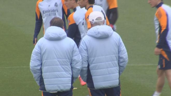 Carlo Ancelotti habla con uno de sus asistentes durante el entrenamiento.