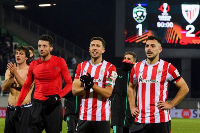 Mikel Vesga, Oscar De Marcos y Aitor Paredes celebran la victoria ante el Ludogorets en Bulgaria (Foto: Athletic Club).