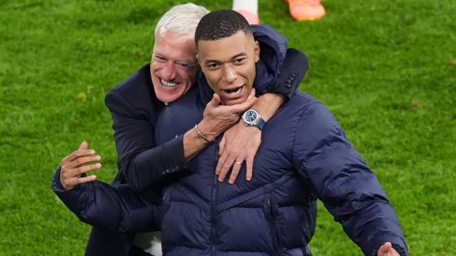 Deschamps abrazando a Kylian Mbappé (Cordon Press)