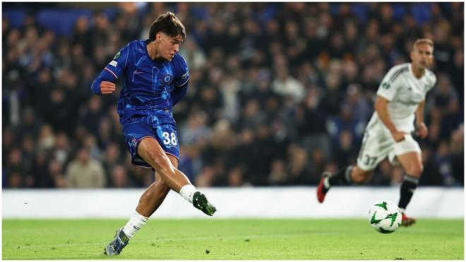 Marc Guiu dispara a portería en su primer gol con el chelsea (foto: instagram Marc Guiu)