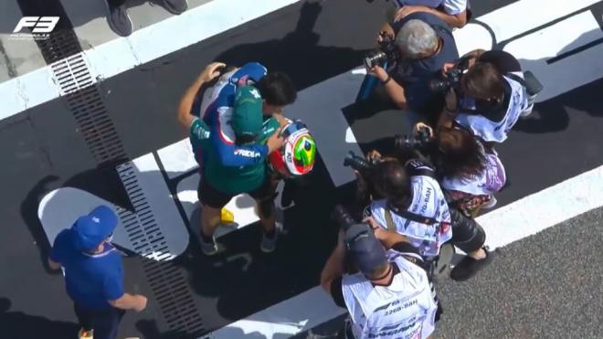 Fernando Alonso celebra un triunfo de Gabriel Bortoleto en Fórmula 2 (foto: Captura Fórmula 1).