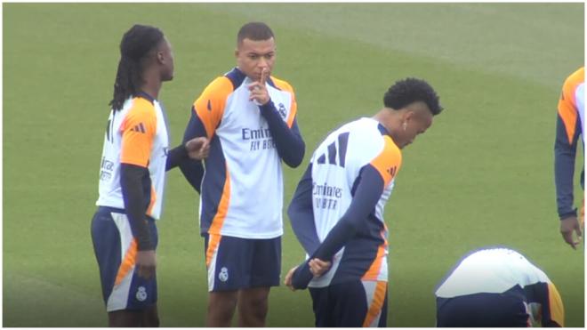 Mbappé bromeando con Eduardo Camavinga durante un entrenamiento del Real Madrid.