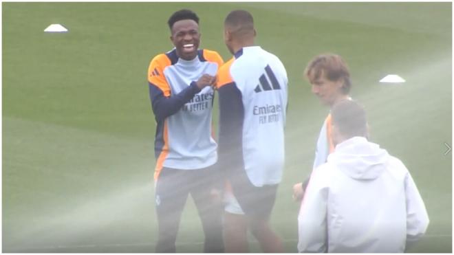 Vinicius Júnior y Mbappé vacilándose durante el entrenamiento del Real Madrid.