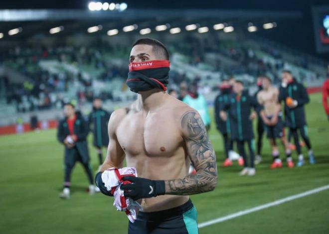 Oihan Sancet regala su camiseta tras ganar al Ludogorets en Bulgaria; el navarro vuelve a ser baja en Pucela (Foto: Athletic Club).