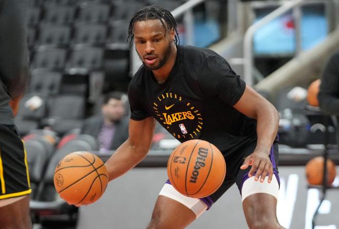 Bronny James durante un calentamiento con Los Angeles Lakers (Foto: Cordon Press).