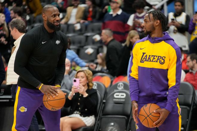 LeBron James y Bronny James en un calentamiento con los Lakers (Foto: Cordon Press).