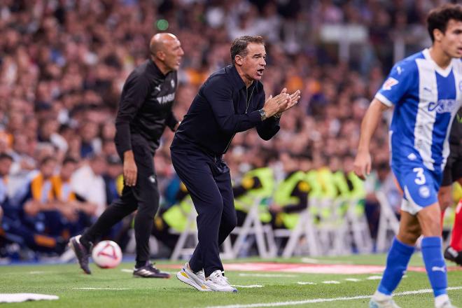 García Plaza da indicaciones a sus jugadores en un partido del Alavés (FOTO: Cordón Press).