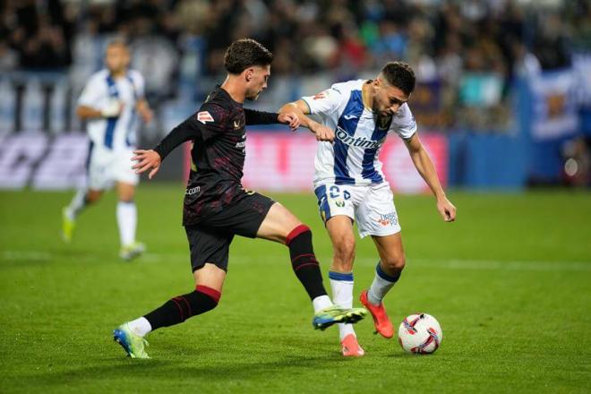 Munir ante Carmona (foto: EFE).