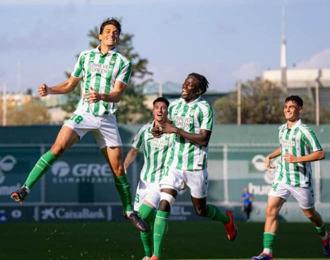 Los jugadores del Betis Deportivo celebran uno de los goles (foto: Cantera RBB).