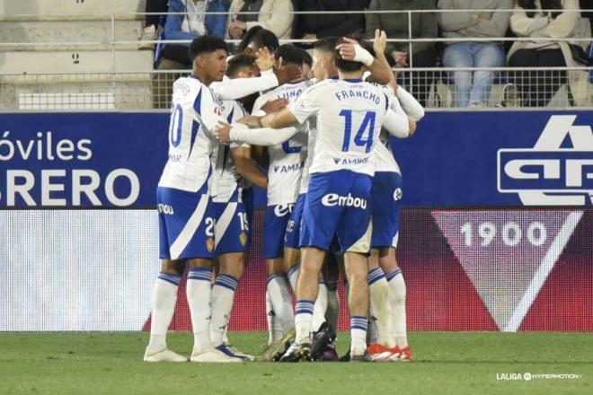 Los jugadores del Real Zaragoza celebran un gol (Foto: LaLiga).