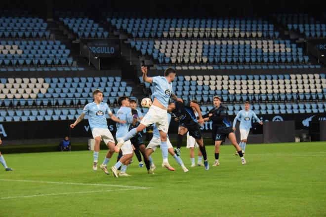 Acción defensiva del Fortuna ante el Ourense CF (Foto: Ourense CF).