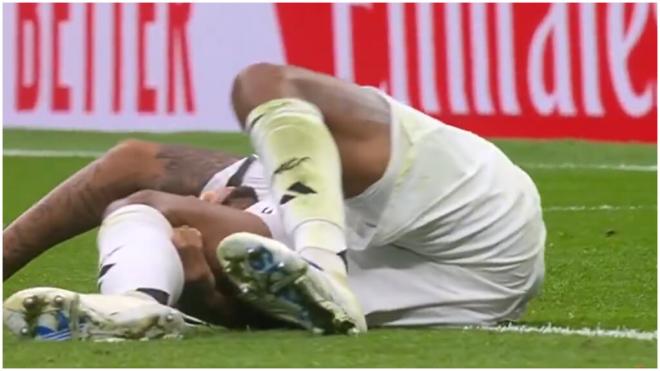 Militao llevándose la mano a la rodilla (Captura de 'DAZN')