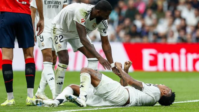 Militao en el momento de su lesión en el Bernabéu (Europa Press)