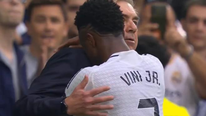 El abrazo de Vinicius y Ancelotti tras un gol del Madrid (Captura de 'DAZN')