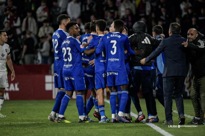 Los jugadores del Real Oviedo celebran un gol en Albacete (Foto: LaLiga).