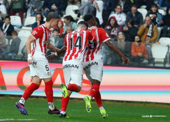 Juan Otero celebra su gol en El Plantío (Foto: LaLiga).