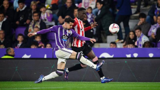 Adama Boiro pelea un balón ante el Real Valladolid en la primera vuelta en el José Zorrilla (Foto: Athletic Club).