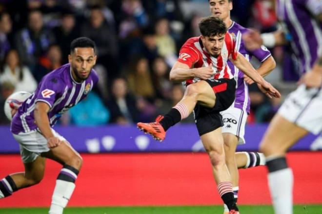 Plástico chut de Nico Serrano ante el Valladolid en Zorrilla (Foto: Athletic Club).