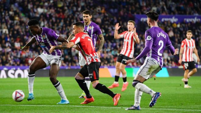 Alex Berenguer, que se fue lesionado, la pelea ante el Real Valladolid en Zorrilla (Foto: Athletic Club).