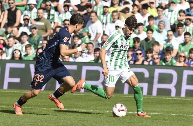 Ez Abde y Javi Rodríguez, en el Betis-Celta (Foto: Kiko Hurtado).