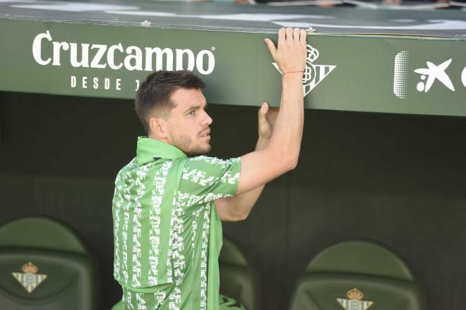 Lo Celso, en el banquillo al inicio del partido del Betis ante el Celta (Foto: Kiko Hurtado).