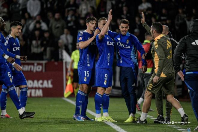 Los jugadores del Oviedo celebran el gol de Alemao (Foto: LaLiga).