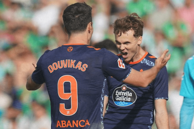 Tasos Douvikas se abraza con Swedberg (Foto: RC Celta).