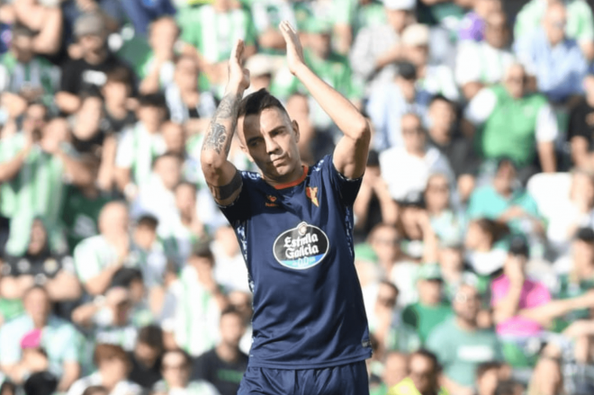 Iago Aspas aplaude al Benito Villamarín tras ser pitado (Foto: Kiko Hurtado).