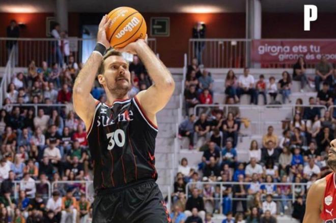 Zoran Dragic lanza en un partido del SURNE Bilbao Basket de Jaume Ponsarnau (ACB Photo).