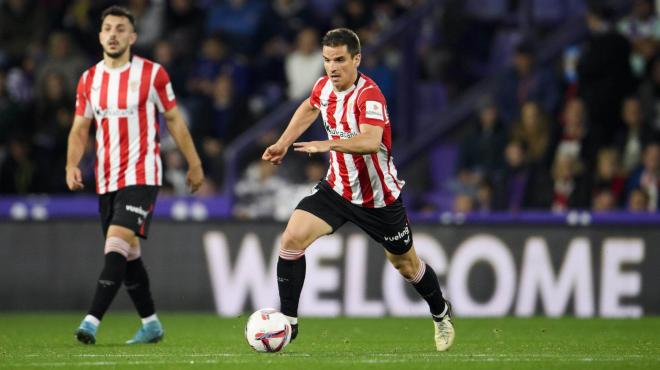 Carrera con el balón en el pie de Iñigo Ruiz de Galarreta ante el Real Valladolid en Zorrilla (Foto: Athletic Club).