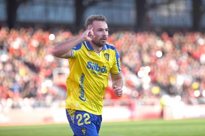 Javi Ontiveros celebra un gol con el Cádiz (Foto: LaLiga).