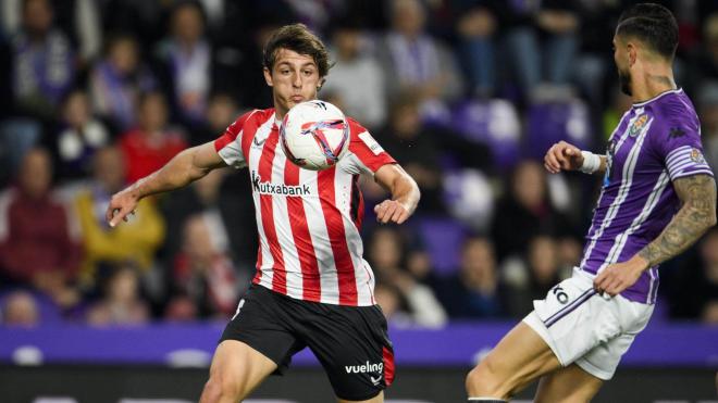 Jugada del bermeano Unai Gómez ante el Valladolid en Zorrilla (Foto: Athletic Club).