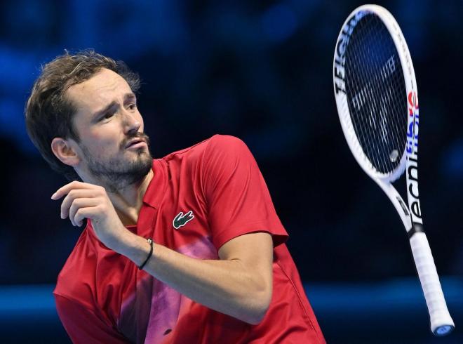 Medvedev lanza la raqueta al aire en el duelo de la ATP Finals frente a Taylor Fritz (FOTO: EFE).