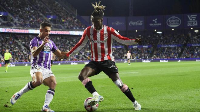 Acción de Nico Williams, muy marcado ante el Valladolid de Pezzolano en Zorrilla (Foto: Athletic Club).