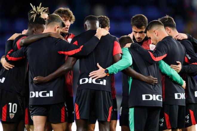 Piña de los leones antes del empate ante el Real Valladolid en Zorrilla (Foto: Athletic Club).