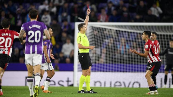 Cordero Vega expulsa a Beñat Prados en el duelo ante el Real Valladolid en Zorrilla; el VAR corregiría su decisión inicial (Foto: Athletic Club).