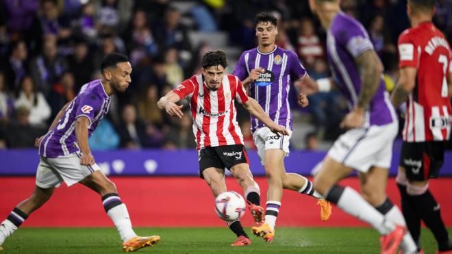 Nico Serrano la pega ante el Valladolid en Zorrilla (Foto: Athletic Club).