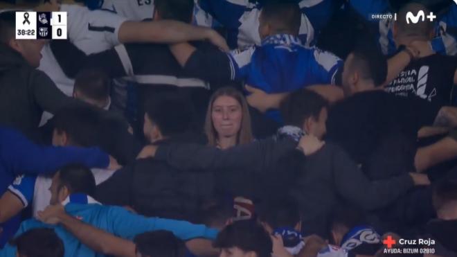 Una aficionada del Barça, en plena celebración del gol de la Real rodeada de txuri urdin.
