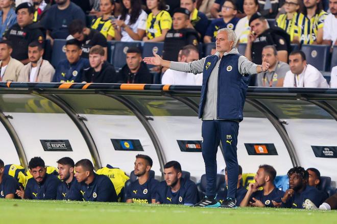 José Mourinho protestando una acción arbitral.