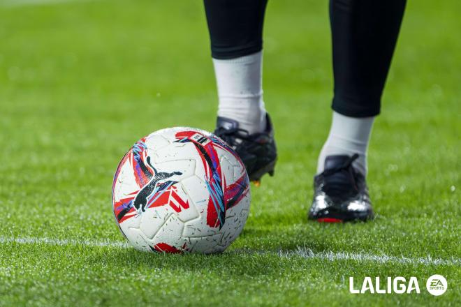 El balón de LALIGA 24/25 durante un calentamiento (Foto: LALIGA).