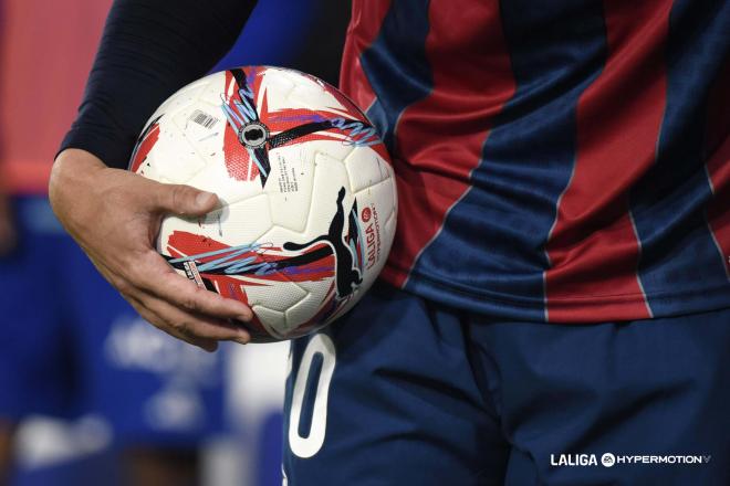 El balón de LALIGA 24/25 durante un calentamiento (Foto: LALIGA).