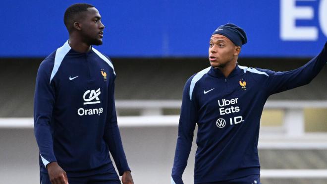 Konaté junto a Kylian Mbappé con la selección francesa (Cordon Press)