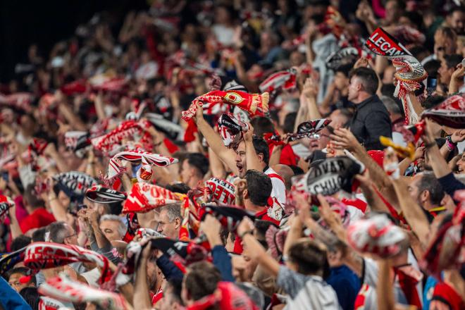 Aficionados del Rayo Vallecano animan a su equipo en Vallecas. (Fuente: Cordon Press)