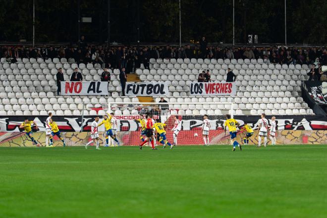 La grada de Bukaneros, en los primeros minutos del Rayo Vallecano-Las Palmas (Foto: Cordon Press).