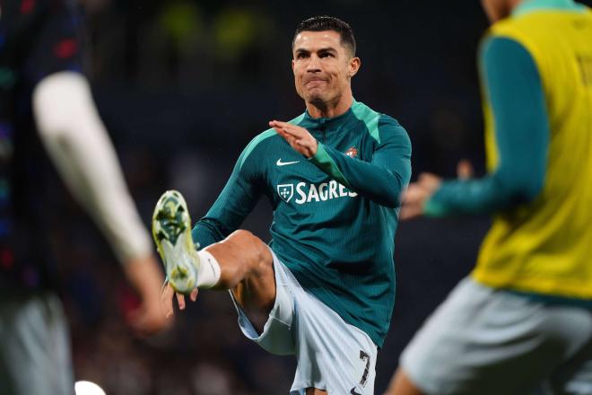 Cristiano Ronaldo calentando con Portugal (Foto: Cordon Press).