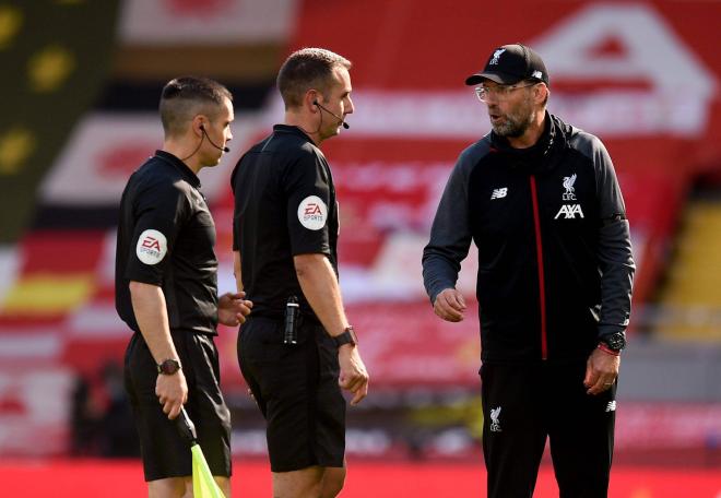 Klopp mantiene una conversación con el colegiado David Coote en una foto de archivo (FOTO: Cordón