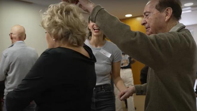 Personas con Alzheimer bailando en un proyecto de investigación (Foto: @festivalperalada)